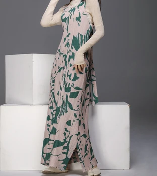 2020 m. Pavasarį ir Rudenį Miyake plisuotos plisuotos individualaus dizaino ir spalvų mados plonas vakarų stiliaus panele rodo, plona suknelė
