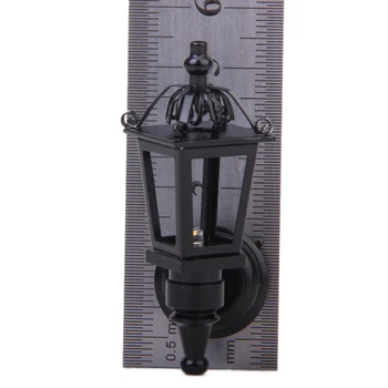 1/12 Masto Miniatiūriniai Lėlių Vintage Black Metalo LED Siena Lempos Modelis Mygtuką Baterijos 