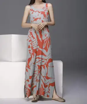 2020 m. Pavasarį ir Rudenį Miyake plisuotos plisuotos individualaus dizaino ir spalvų mados plonas vakarų stiliaus panele rodo, plona suknelė